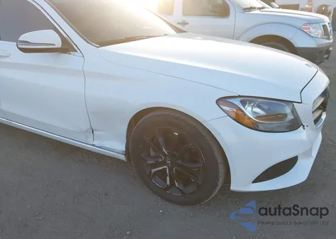 2016 Mercedes-Benz C 300 z USA, uszkodzony, nr VIN 55SWF4JB4GU127263